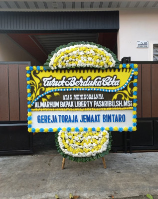 Papan Bunga Duka di Teluk Makmur